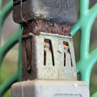 Korrosion an einer USB-Verbindung nach ca. einem Jahrzehnt draußen.